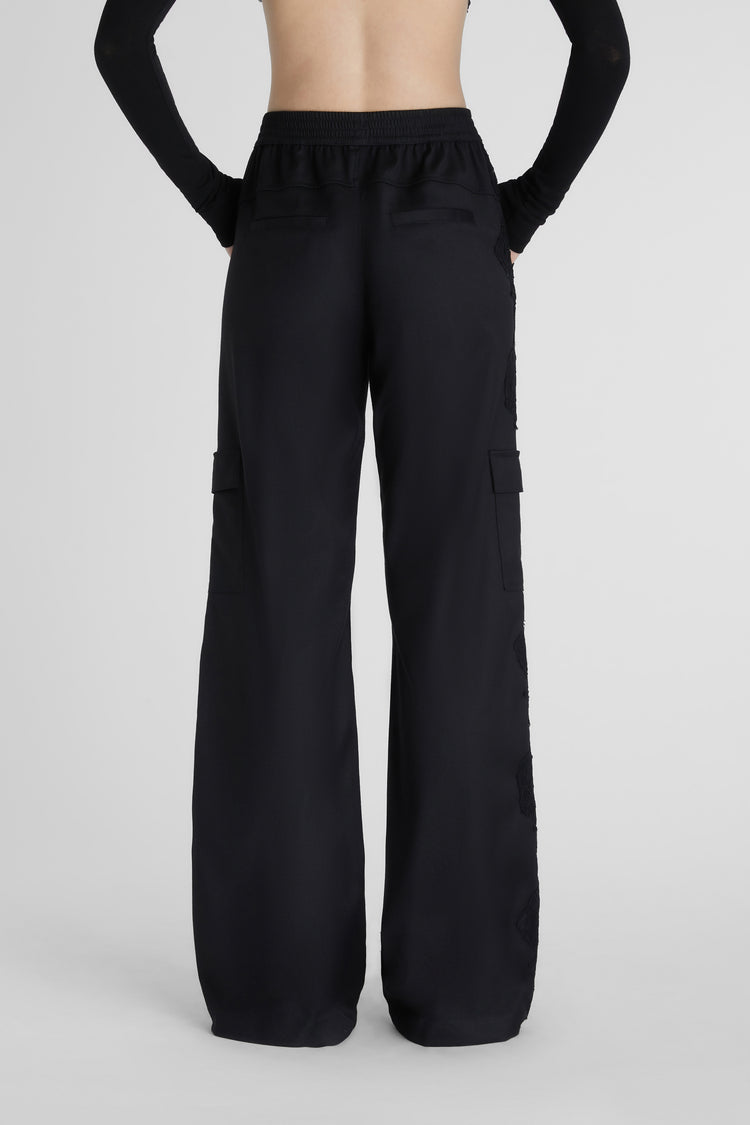 Wide-leg cargo trousers with lace.