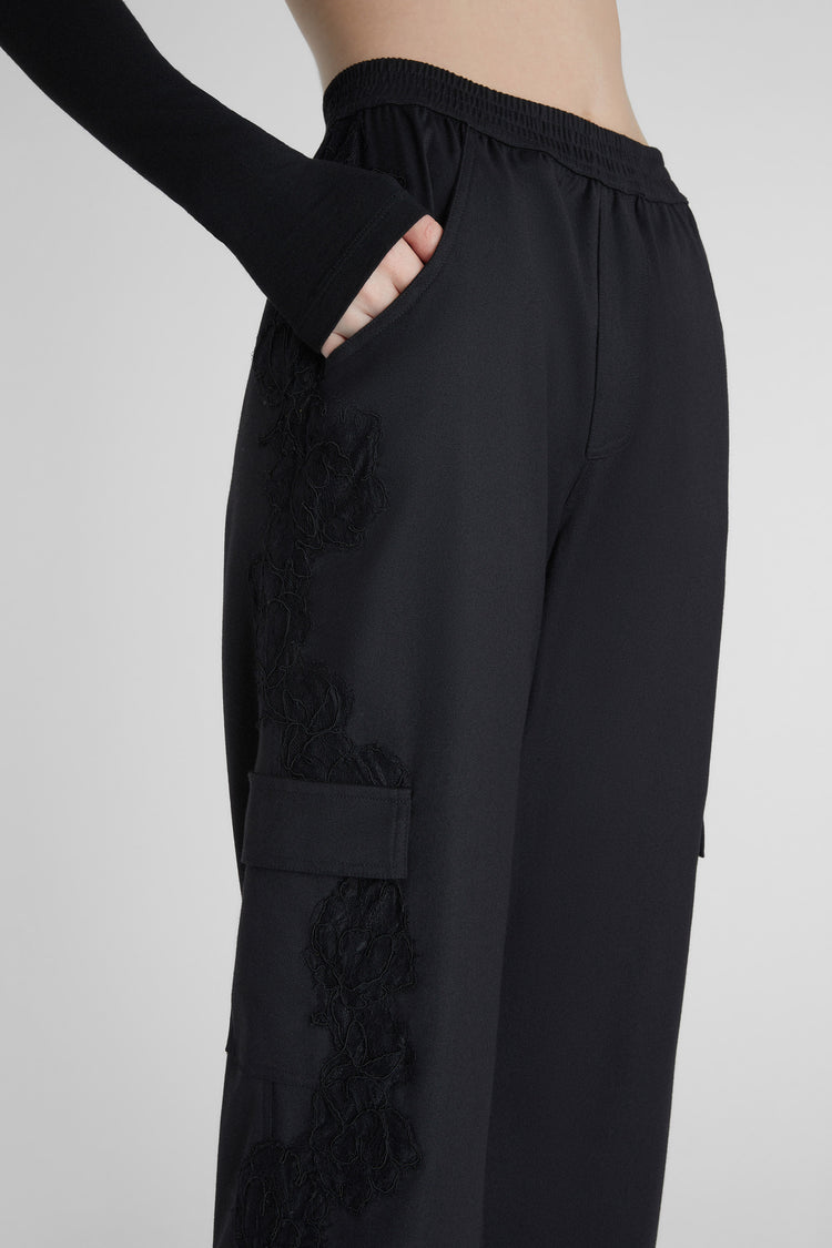 Wide-leg cargo trousers with lace.