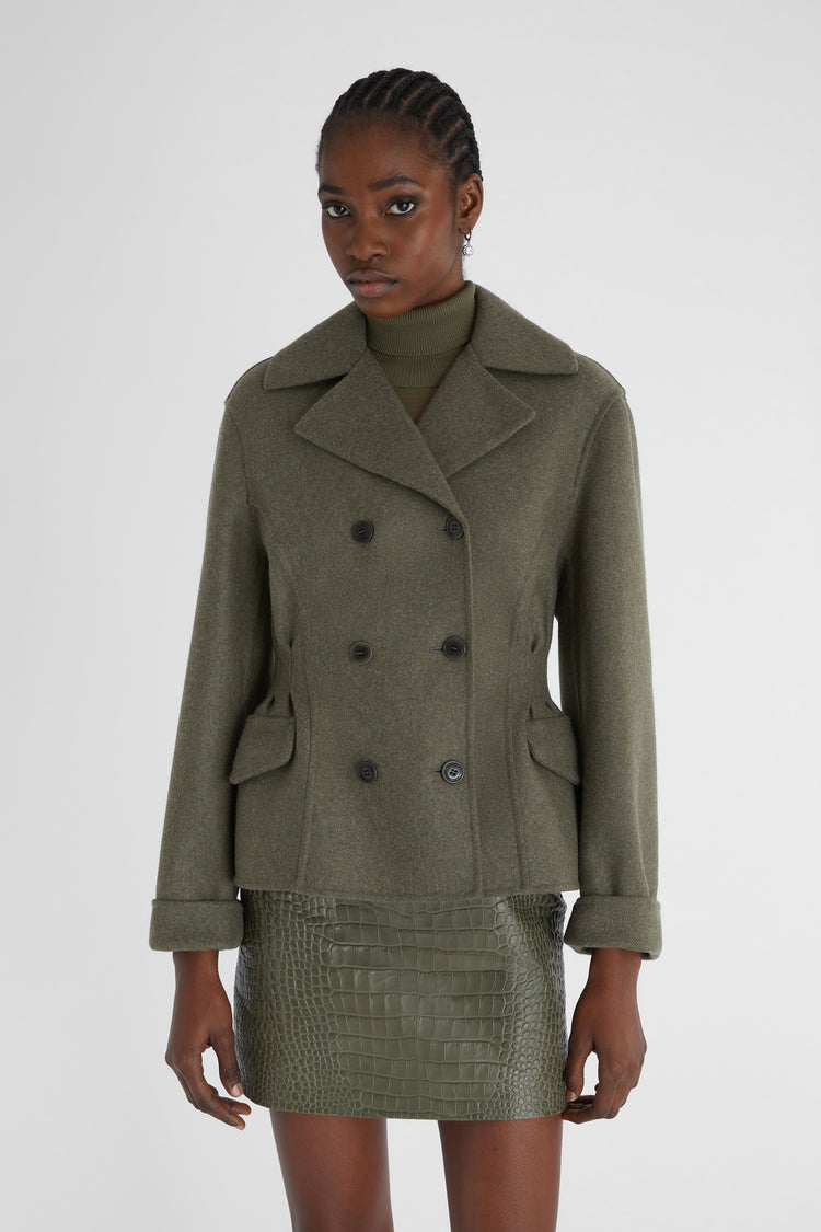 Manteau court croisé avec taille soulignée