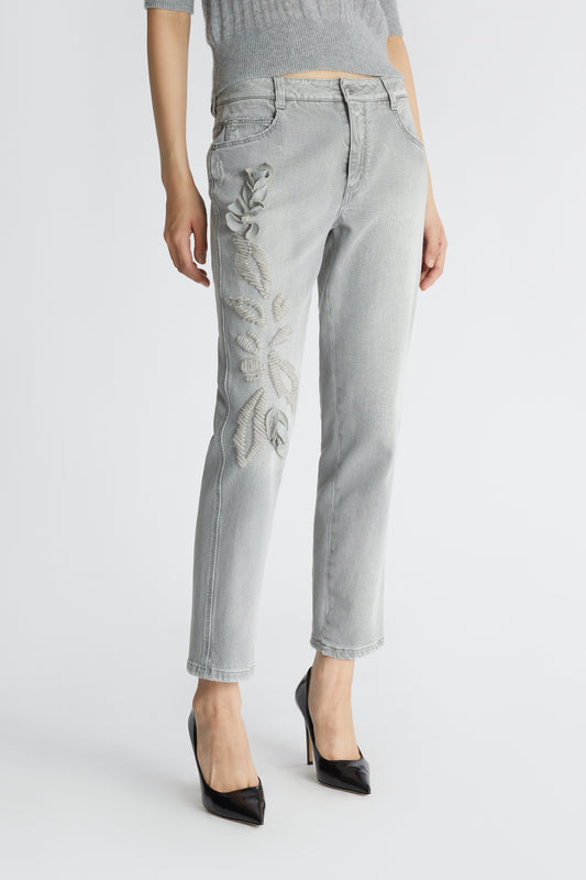 Pantalone in jeans dritto con ricami realizzati a mano