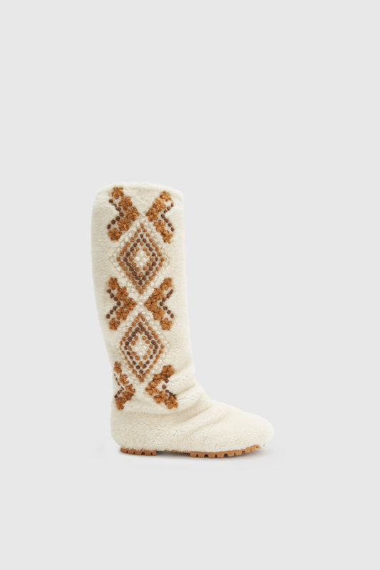 Soft sheepskin boot with handmade embroidery