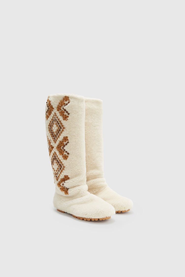 Soft sheepskin boot with handmade embroidery