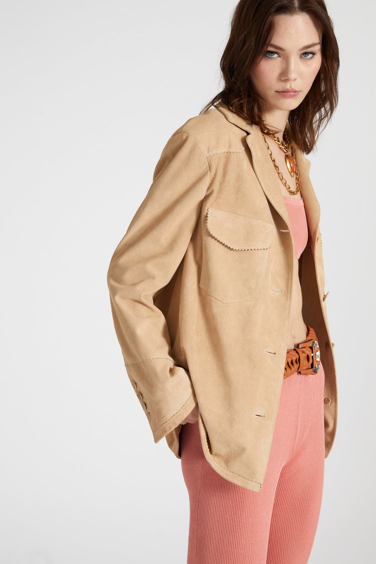 Single-breasted jacket in clouded suede with topstitching and broguing details.