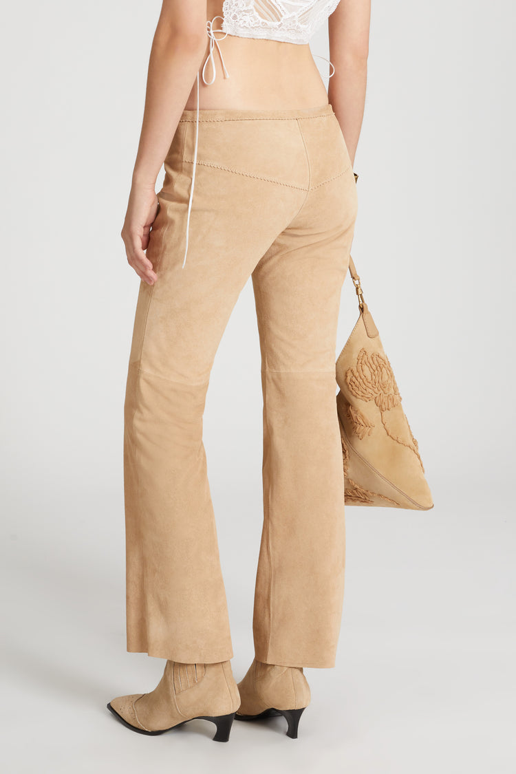 Pantalone dritto in camoscio nuvolato con bottoni.