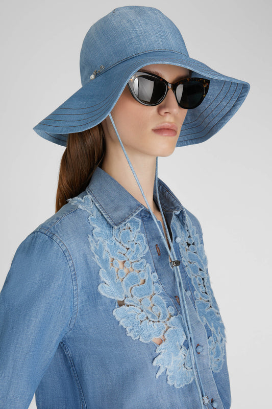 Wide-brimmed hat in marocain with jeans print and adjustable straps