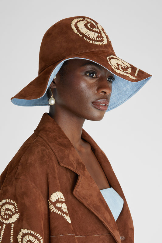 Wide-brimmed hat with handmade rafia floral embroidery and jeans-print marocain interior