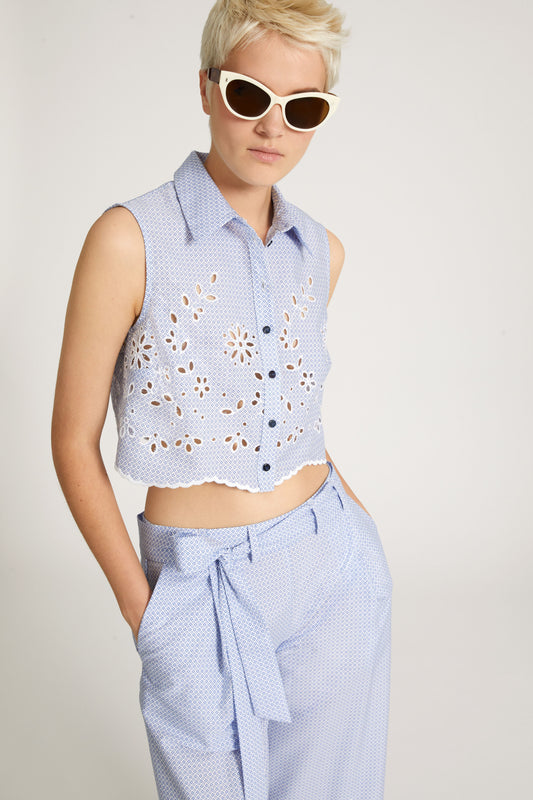 Cropped sleeveless blouse with tie print and cock lace details