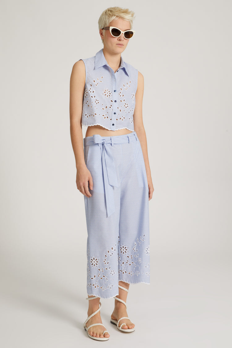 Cropped sleeveless blouse with tie print and cock lace details
