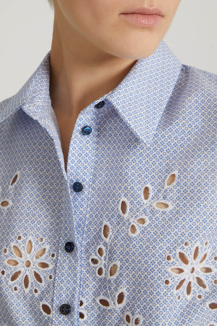 Cropped sleeveless blouse with tie print and cock lace details