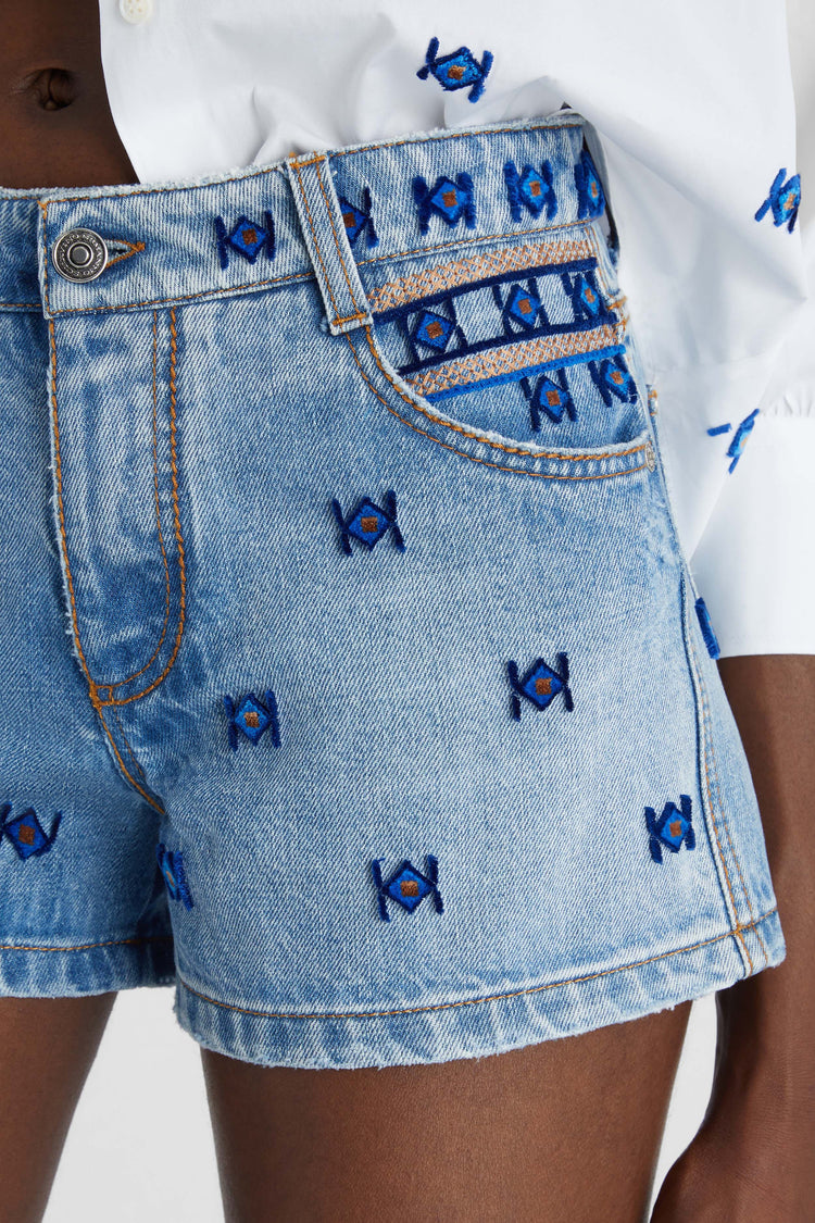 Shorts in denim con ricami geometrici realizzati a mano allover