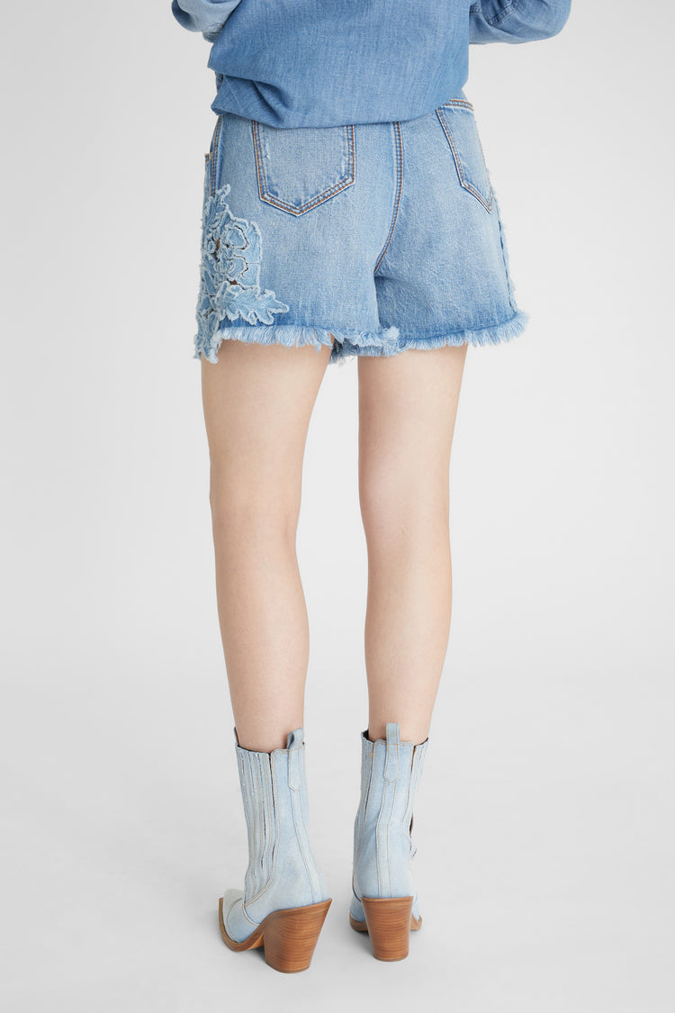 Shorts with pleats and tone-on-tone macramé inlay