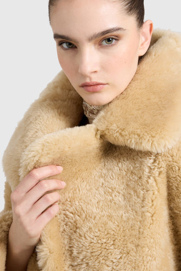 Veste shearling oversize avec fermeture par crochets