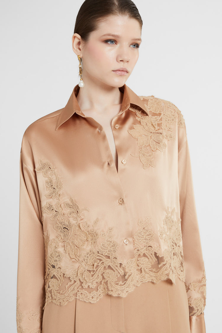 Camicia in satin di seta stretch con applicazioni in pizzo