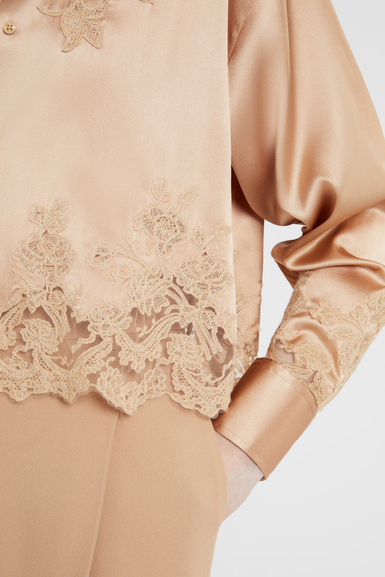 Camicia in satin di seta stretch con applicazioni in pizzo