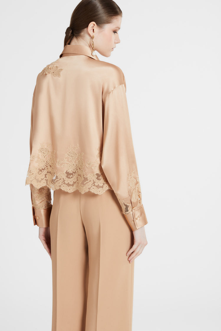 Camicia in satin di seta stretch con applicazioni in pizzo