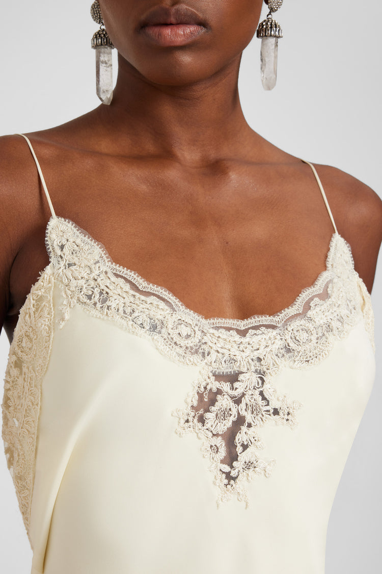 Abito lungo lingerie in satin di seta con dettagli in pizzo