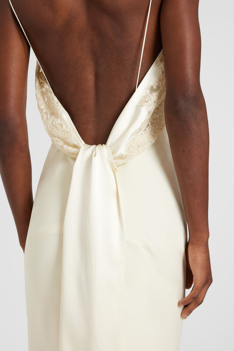 Abito lungo lingerie in satin di seta con dettagli in pizzo