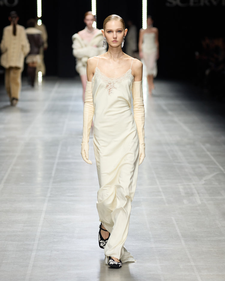 Abito lungo lingerie in satin di seta con dettagli in pizzo