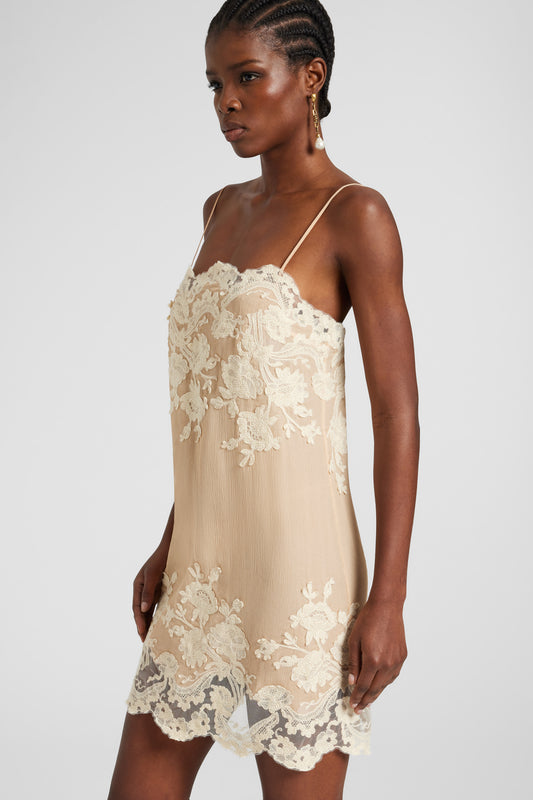 Abito corto in chiffon creponne con pizzo "piccolo punto"