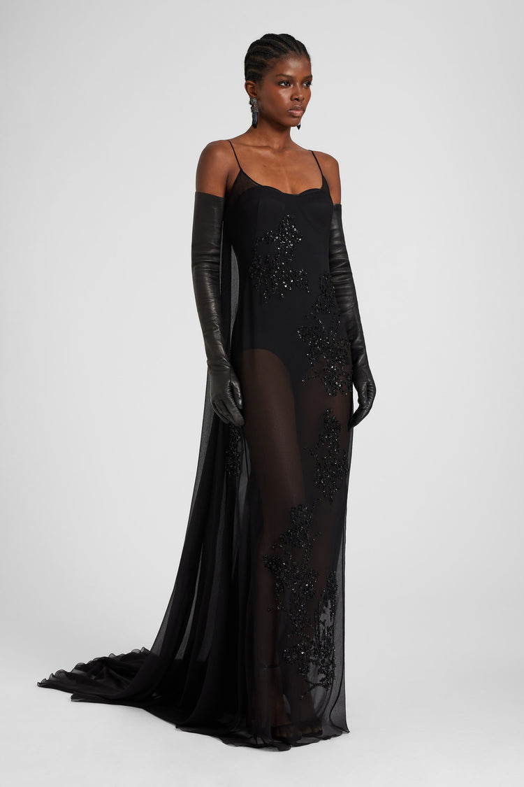 Abito lungo in chiffon con cristalli applicati a mano