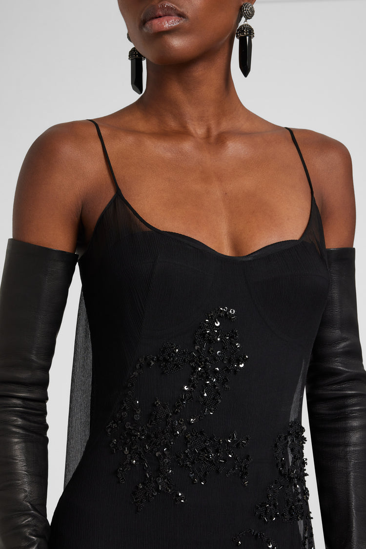 Abito lungo in chiffon con cristalli applicati a mano