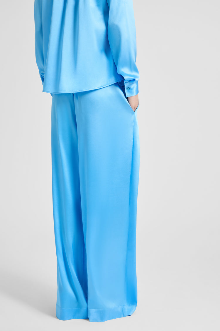Pantalon palazzo en soie stretch avec ceinture en satin