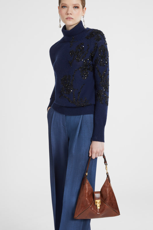 Pull en pur cachemire avec col haut et iris brodé à la main