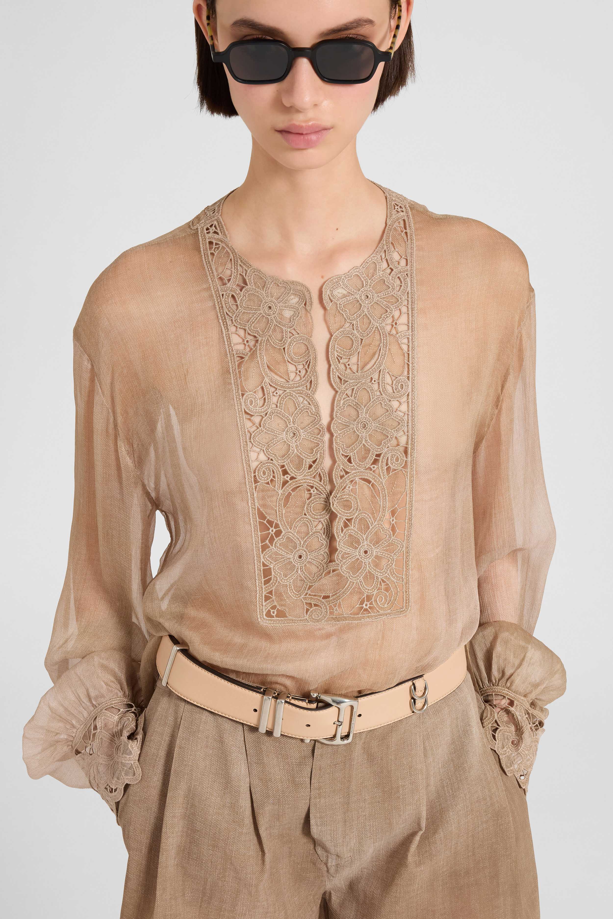 Blusa in pura seta con intaglio floreale