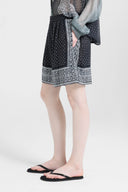 Bermuda in crepon di pura seta stampata bandana con cristalli applicati a mano