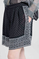 Bermuda in crepon di pura seta stampata bandana con cristalli applicati a mano