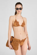 Bikini a triangolo in dainetto elasticizzato con pizzo tono su tono