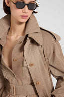 Trench in georgette tecnica con stampa denim