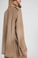 Sahariana in georgette tecnica con chiffon di seta e cintura in nappa