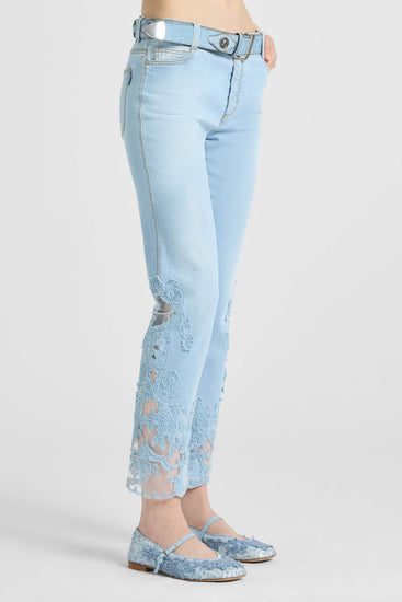 Pantalon droit en denim avec dentelle rebrodée à la main