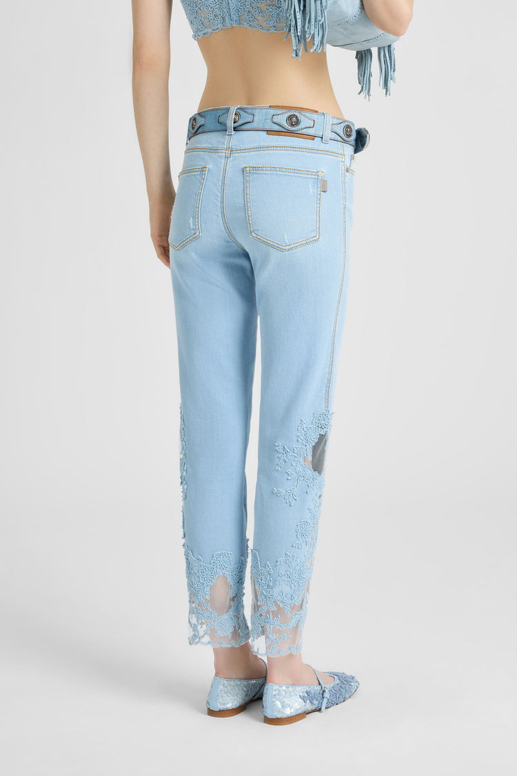Pantalon droit en denim avec dentelle rebrodée à la main