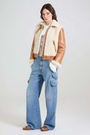 Giacca aviator corta in montone cerato con zip