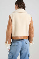 Giacca aviator corta in montone cerato con zip