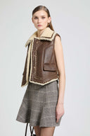 Gilet corto shearling d’ispirazione sartoriale con dettagli brogue