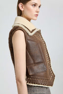 Gilet corto shearling d’ispirazione sartoriale con dettagli brogue