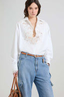 Camicia in popeline di cotone con pizzo floreale applicato a mano