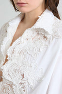Camicia in popeline di cotone con pizzo floreale applicato a mano