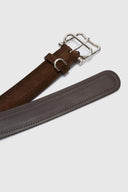 Ceinture en cuir suédé châtaigne intense avec détails broguing