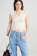Top in cashmere rasato con dettagli in pizzo effetto layer