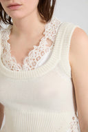 Top in cashmere rasato con dettagli in pizzo effetto layer