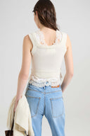 Top in cashmere rasato con dettagli in pizzo effetto layer