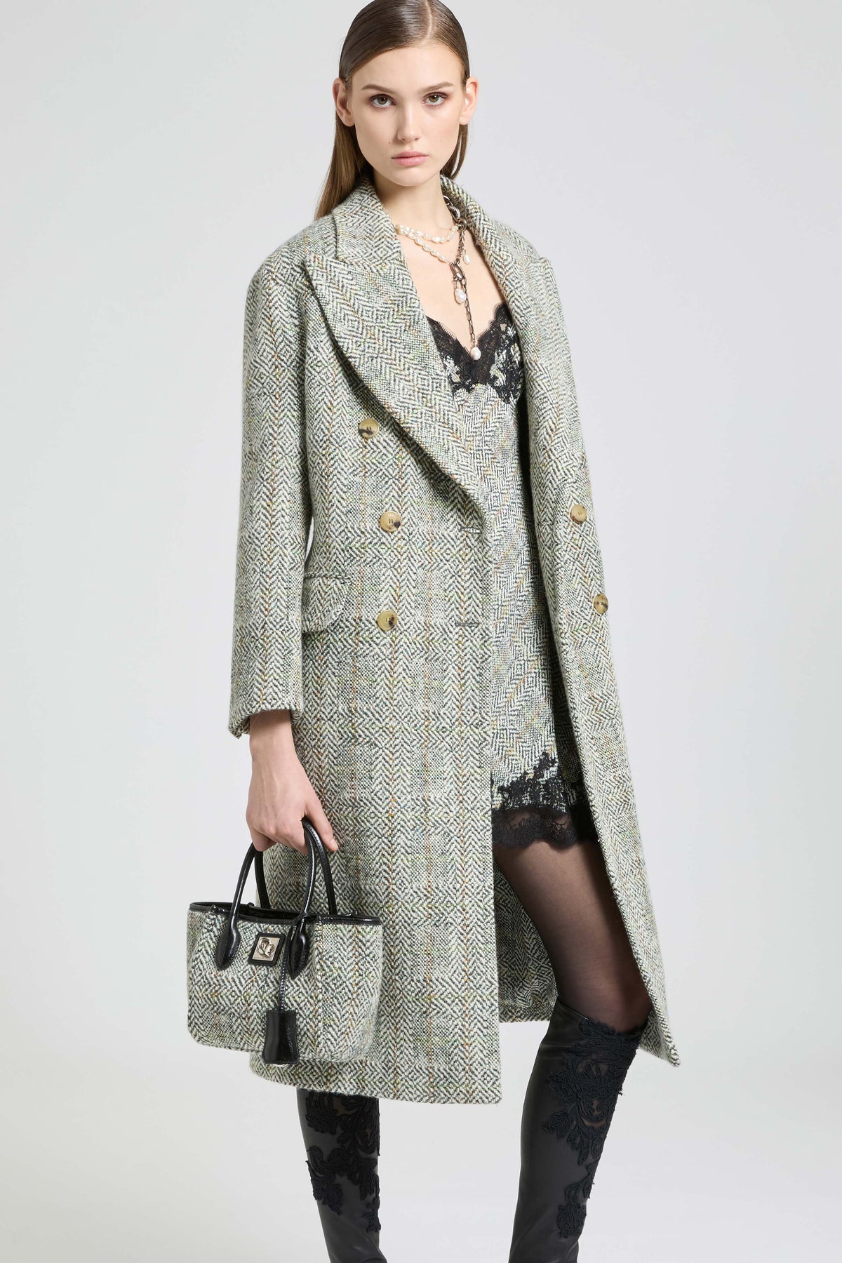 Cappotto midi doppiopetto in lana disegno resca tinto filo con cintura in pelle
