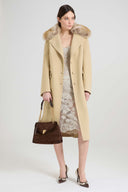 Manteau midi monopetto en drap de laine double avec revers en shearling effet renard et ceinture en cuir