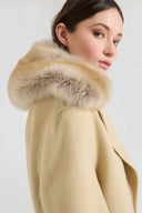 Manteau midi monopetto en drap de laine double avec revers en shearling effet renard et ceinture en cuir
