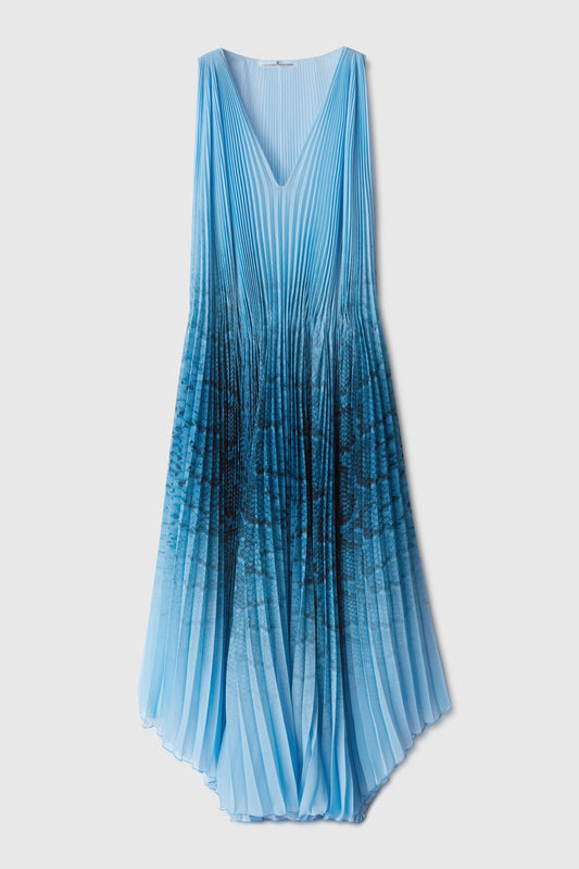 Elegante vestito plissettato azzurro con stampa serpente, design senza maniche e scollo a V, posizionato su sfondo neutro 